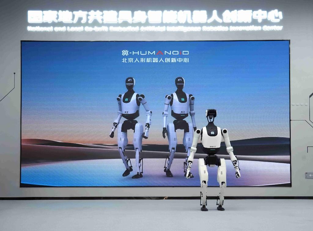 国内首个全自主无人化人形机器人导览方案发布 多机协同赋能多元场景
