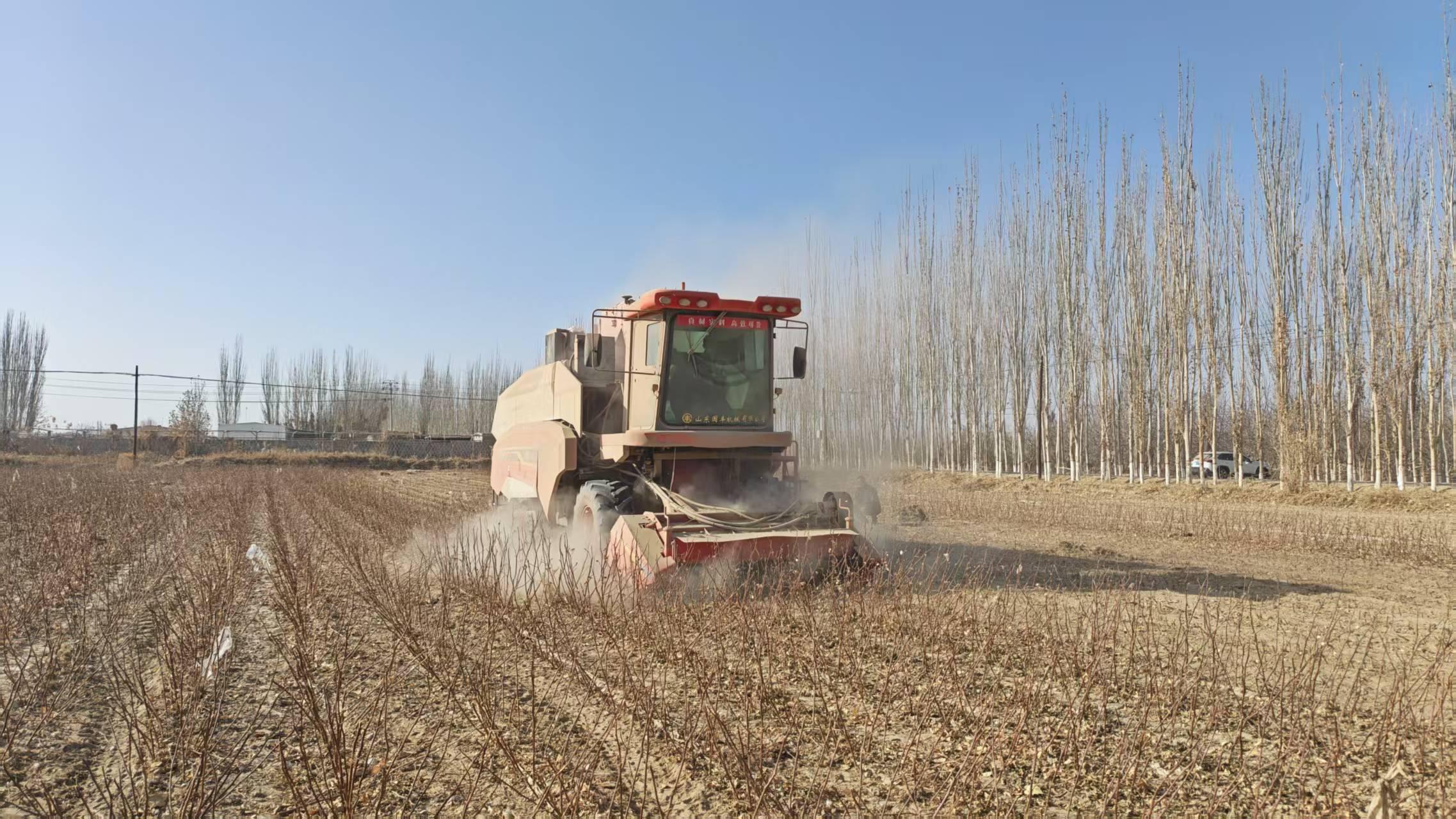 全国首台自走式残膜回收及秸秆打捆一体机研发成功
