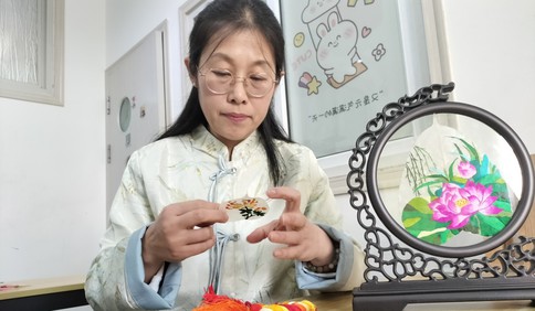青岛故事｜树叶刺绣手艺人张济菊：小树叶上绣匠心，一心传文脉，公益暖乡邻