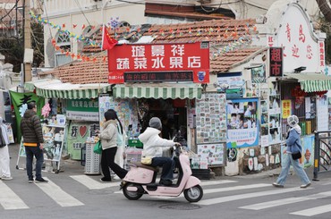 青岛老城鱼山路小卖店成网红打卡地