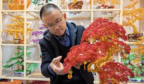 青岛故事｜青岛80后电工用铝线编出孔雀、发财树，一年卖出上百个