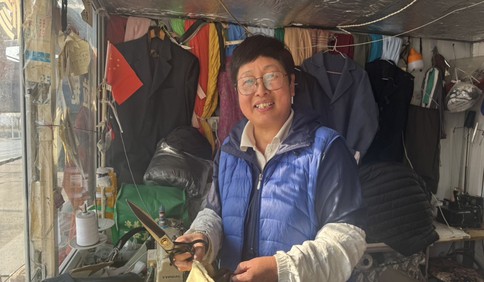 青岛故事｜小板房里的“梦想家”！一条搞笑视频火了一位“70后”女裁缝，这位“青岛大姨”不一般