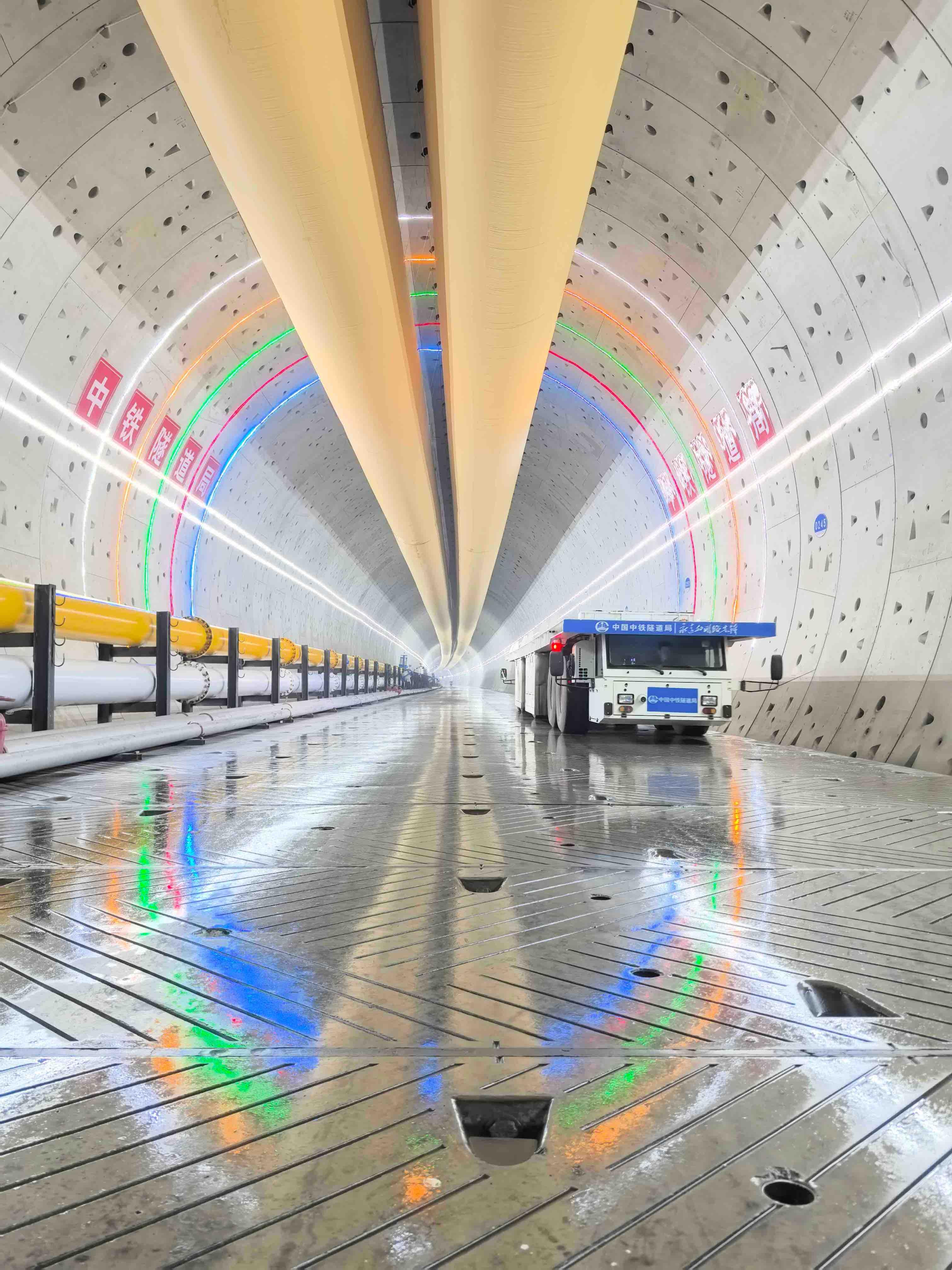 世界最大直径高铁盾构机“领航号”掘进突破万米大关