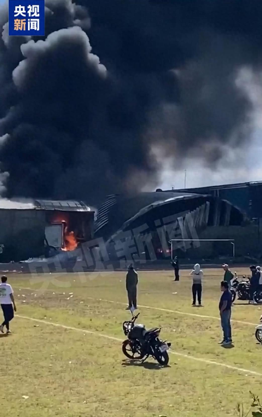 墨西哥发生小型飞机坠毁致7死，飞机坠毁时撞上工业仓库引发大火，事故原因尚未查明
