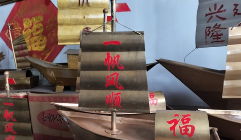 青岛故事丨81岁老铁匠的“钢铁告白”：7年让农家小院变“军事博物馆”