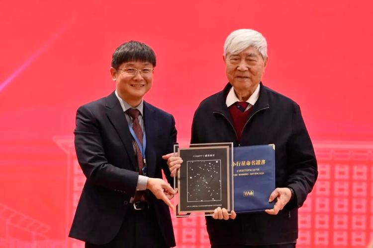 336877号小行星，以他的名字命名！