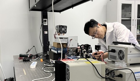 青岛故事｜16年3000炉，烧出领先世界的“透明陶瓷”！青岛大学科研团队研制出高性能透明电光陶瓷