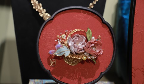 青岛故事丨铜丝生“花”，妙手无声