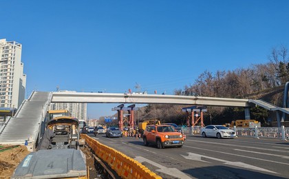 青岛：福州北路与奉化路路口过街天桥显现雏形