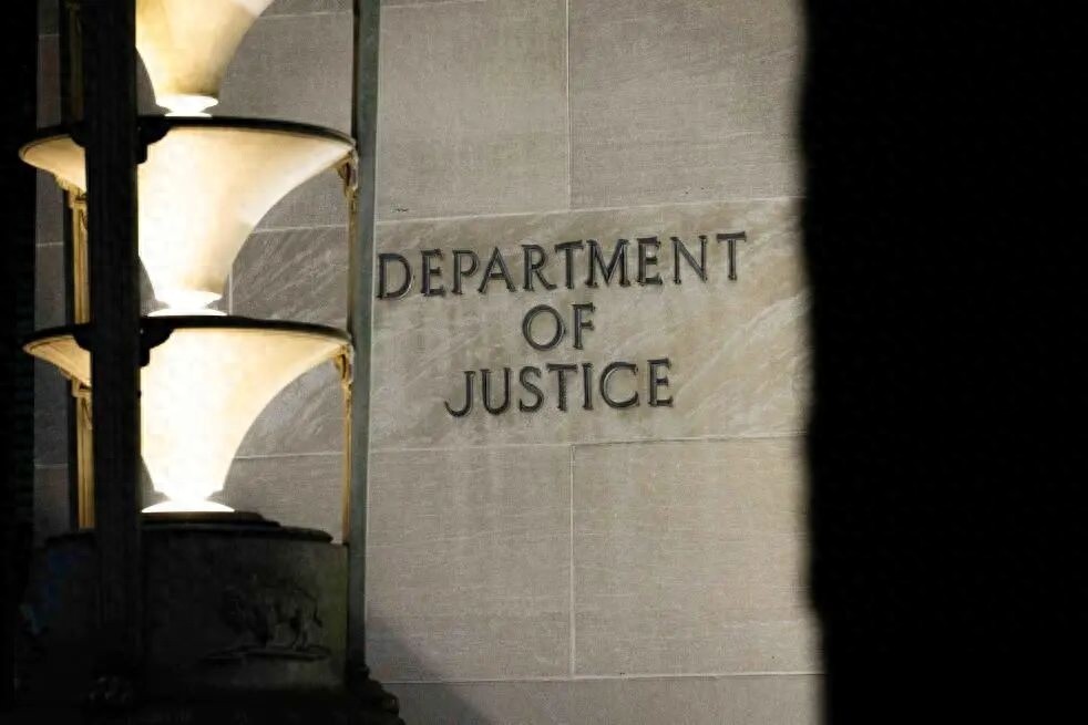 美司法部再公开两批爱泼斯坦案文件，超550页被涂黑，与特朗普相关内容被删改下架