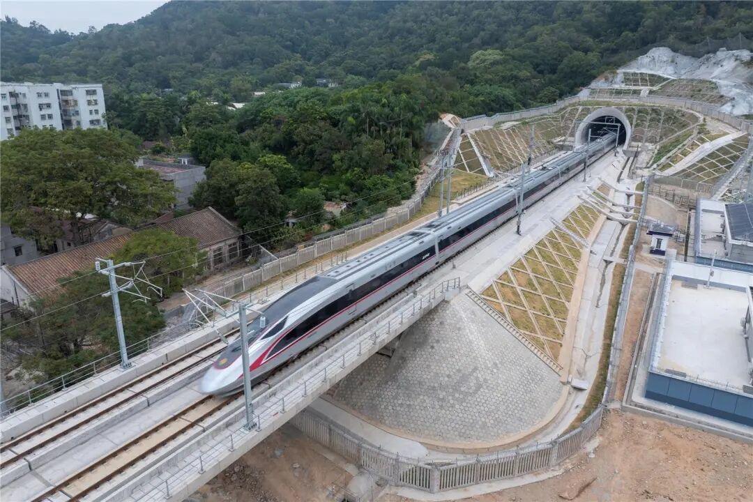 世界首座时速350公里单洞双线高铁海底隧道建成通车