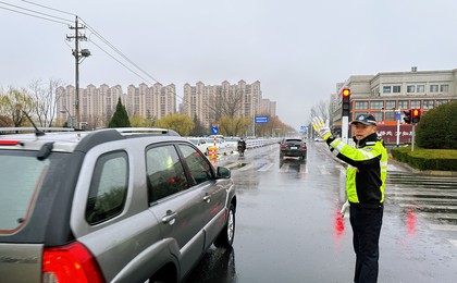 胶州：雨幕中的“荧光绿” 守护城市平安路