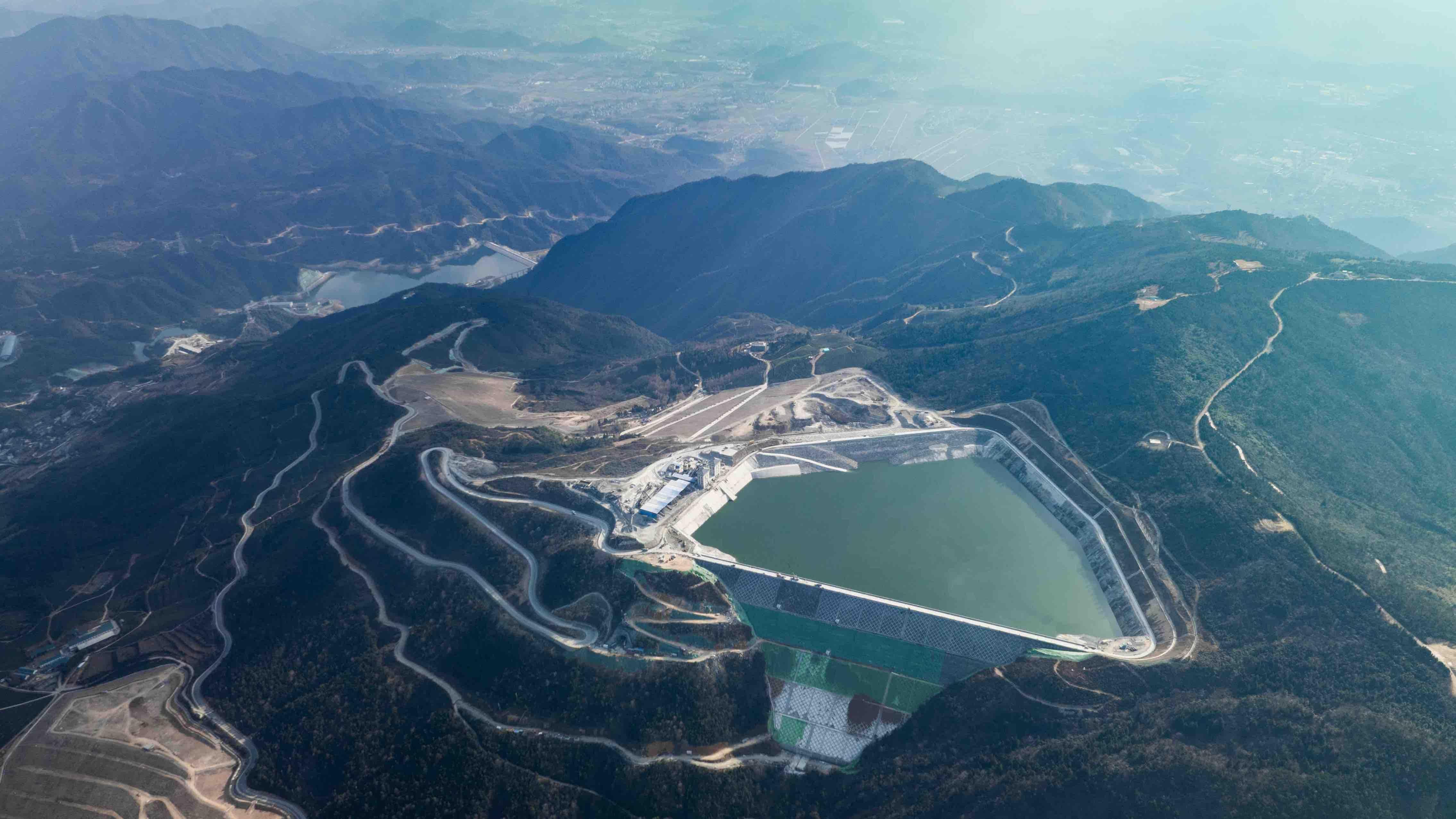 我国单机容量最大抽水蓄能电站首台机组并网发电