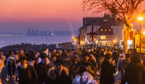 青岛故事｜黄昏浪漫，灯火温馨，冬日里的琴屿路火了！