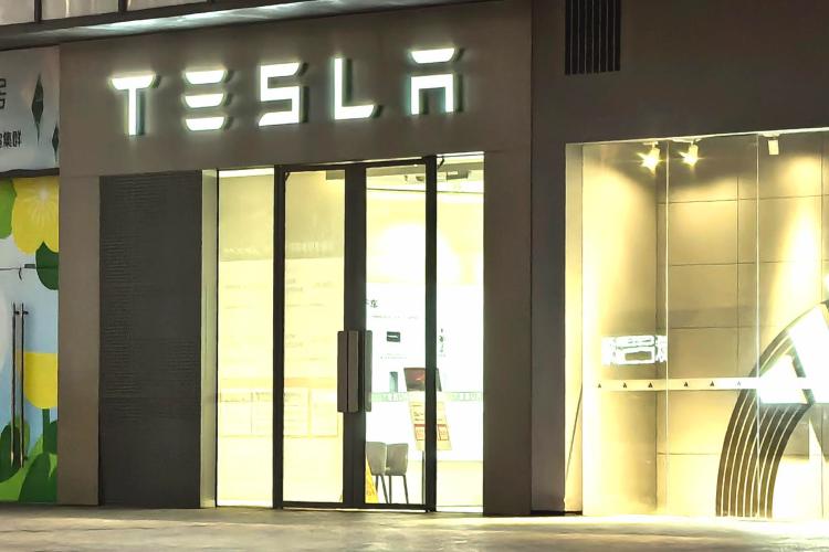 女子称花30余万买到升级前的特斯拉“老款”拒提车 车企：员工协助下单未执行标准确认流程