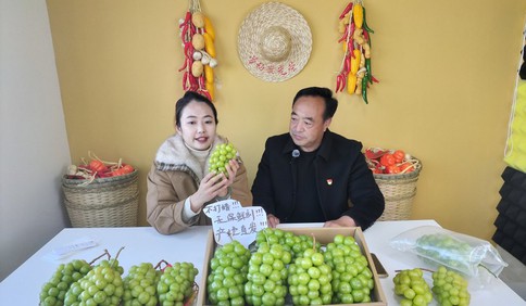 青岛故事｜让田间果蔬香飘向“云端”！机关干部携手村书记，走进直播间为家乡好物代言