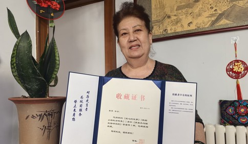 青岛故事·年度回访丨19年前救助小杨帆感动全国，三个大家庭成了一家人 ！李萍将“爱心档案”捐给档案馆