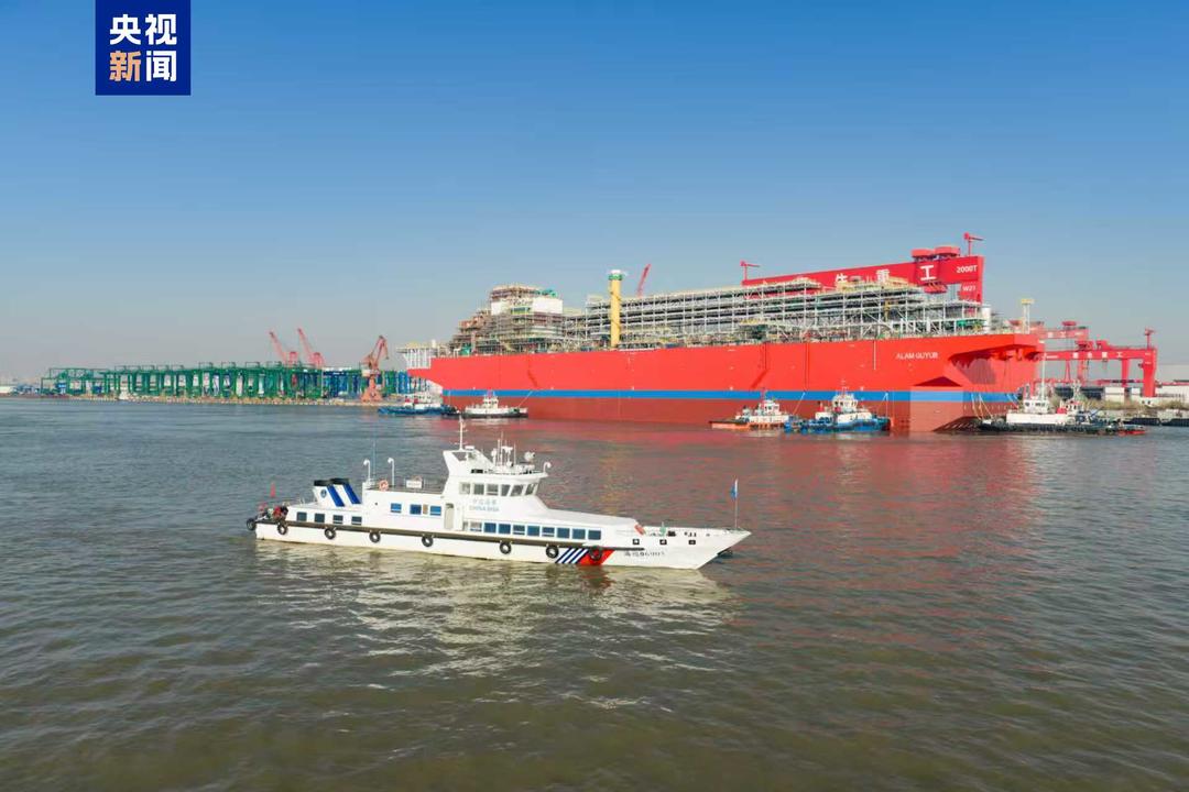 我国自主研发建造大型浮式天然气液化装置成功出坞