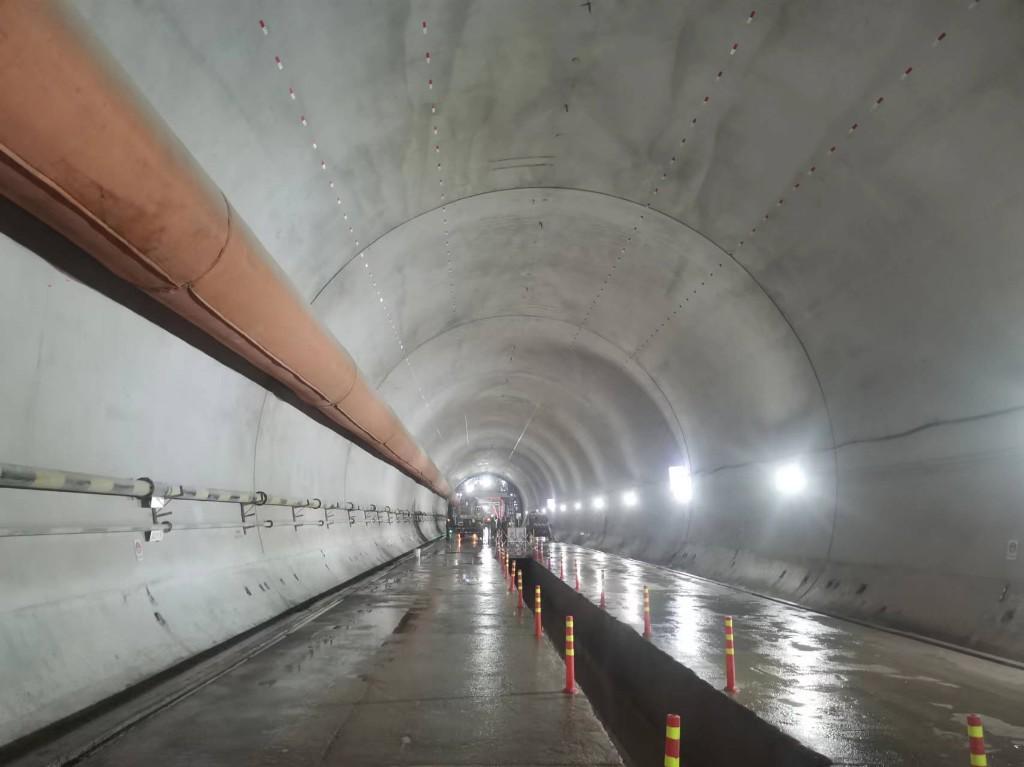 西渝高铁康渝段首座超6公里隧道贯通