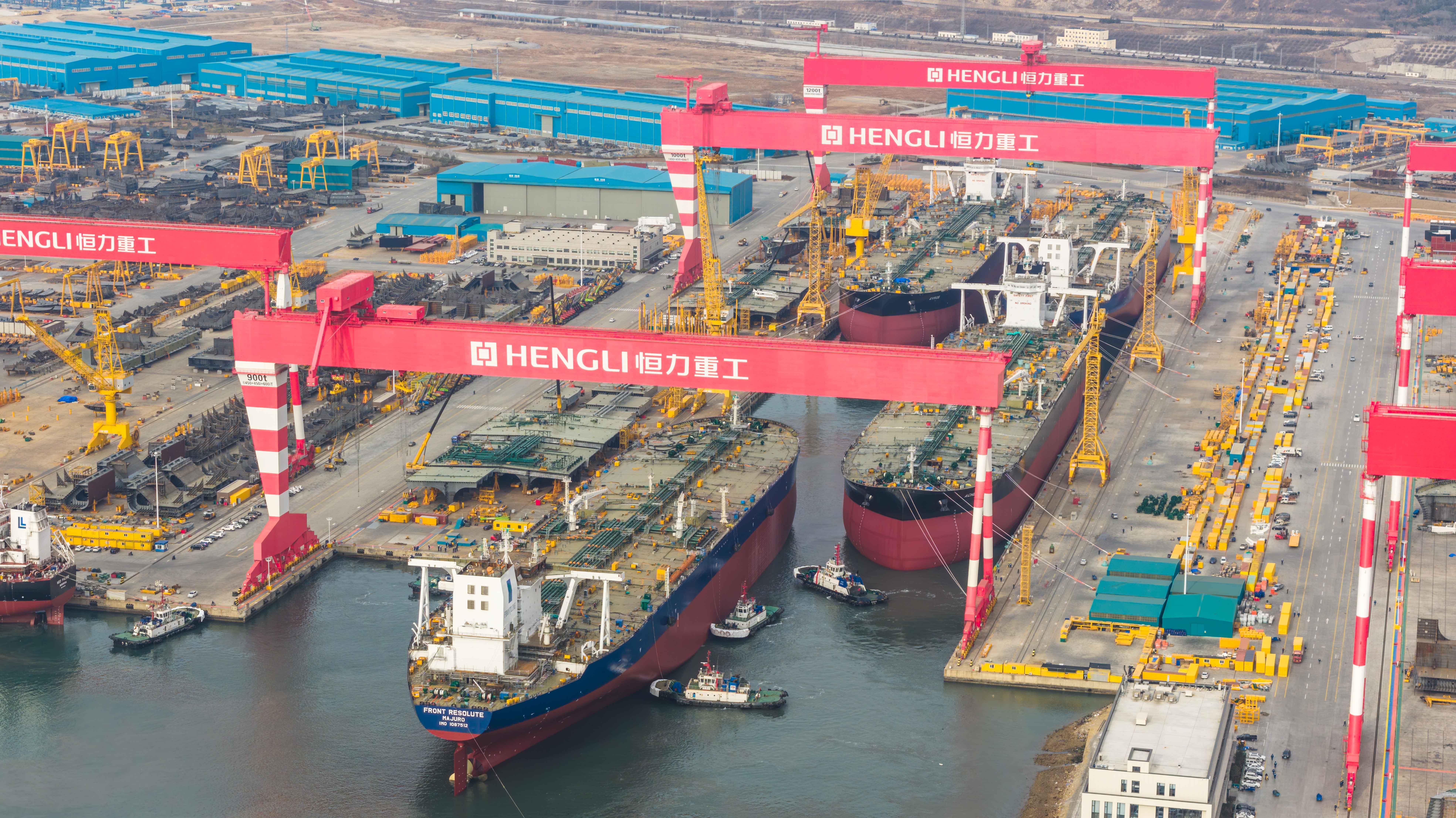 全球首次  四艘超大型油轮同日出坞