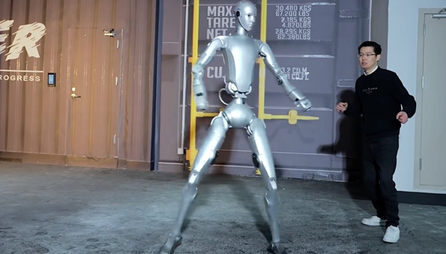 腾空侧踢“逼退”王兴兴，宇树放出人形机器人H2最新训练视频