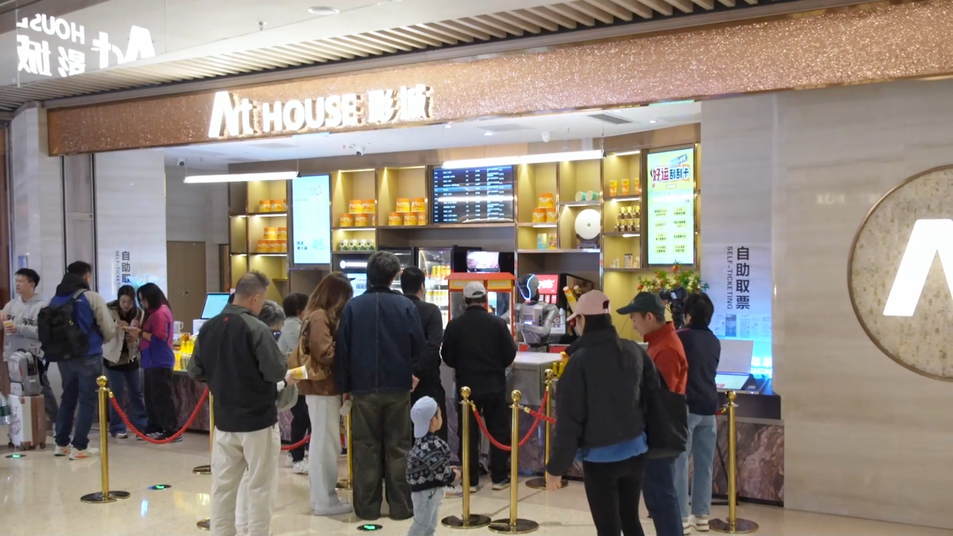 全自主人形机器人在深圳电影院上岗