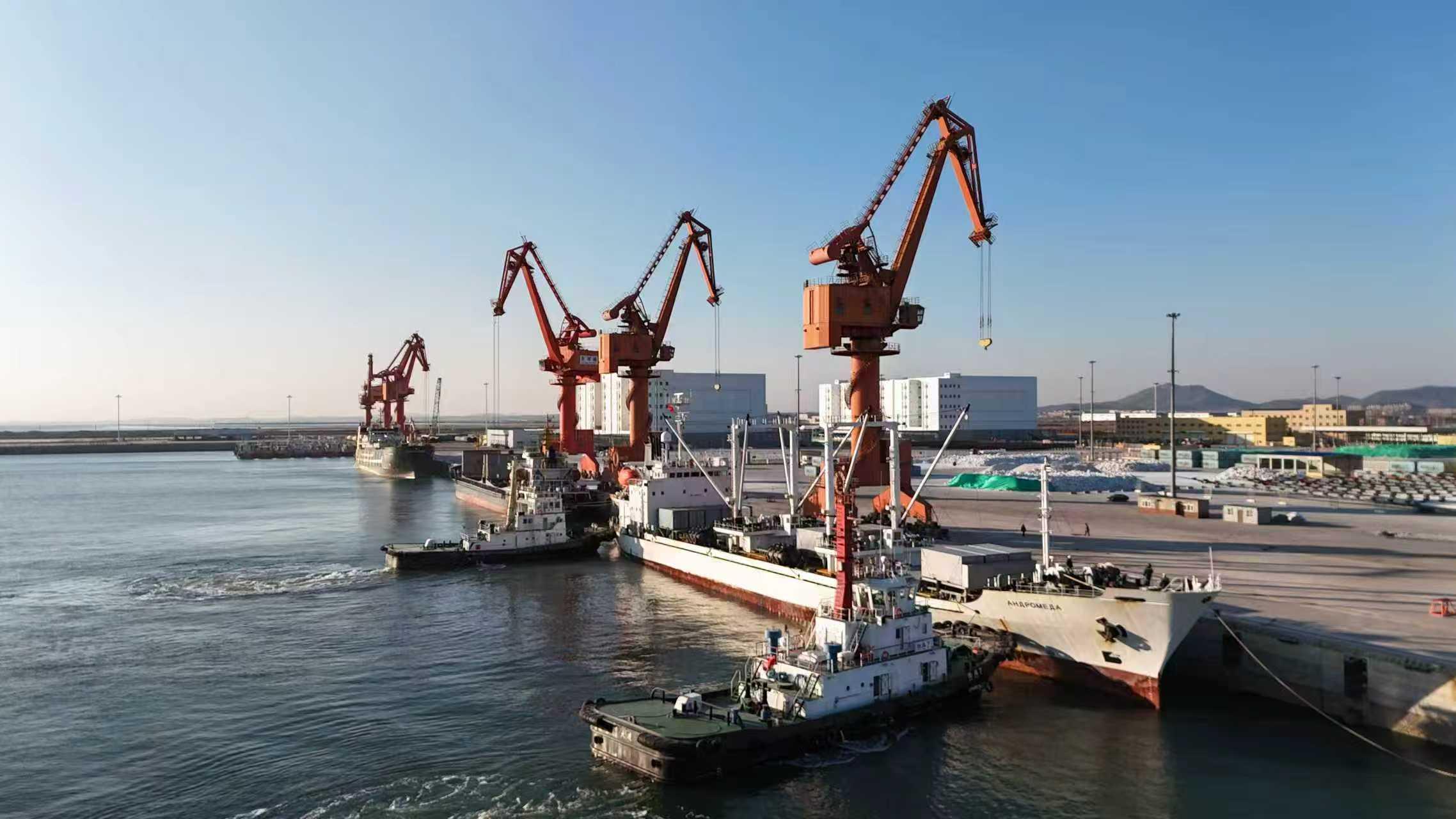 大连庄河港三艘外贸船舶首次同步靠泊