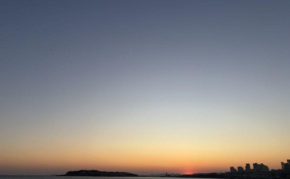 青岛：晚霞映碧波，游人醉余晖