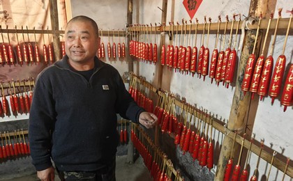 胶州蜡烛开始制作 20余道蘸挂工艺做出红烛