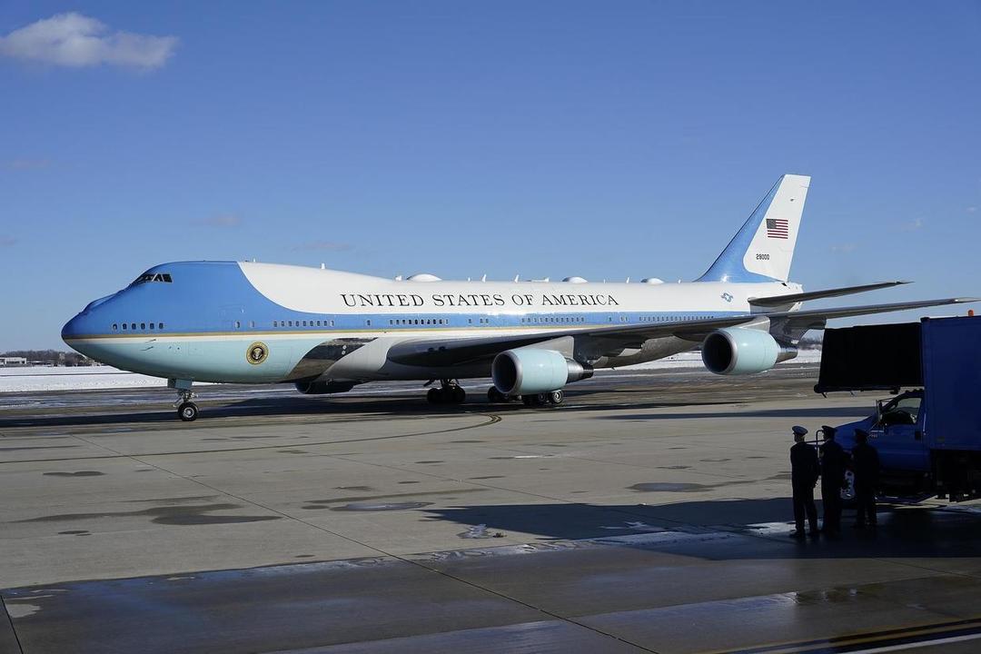 美总统专机因“轻微电路问题”返航