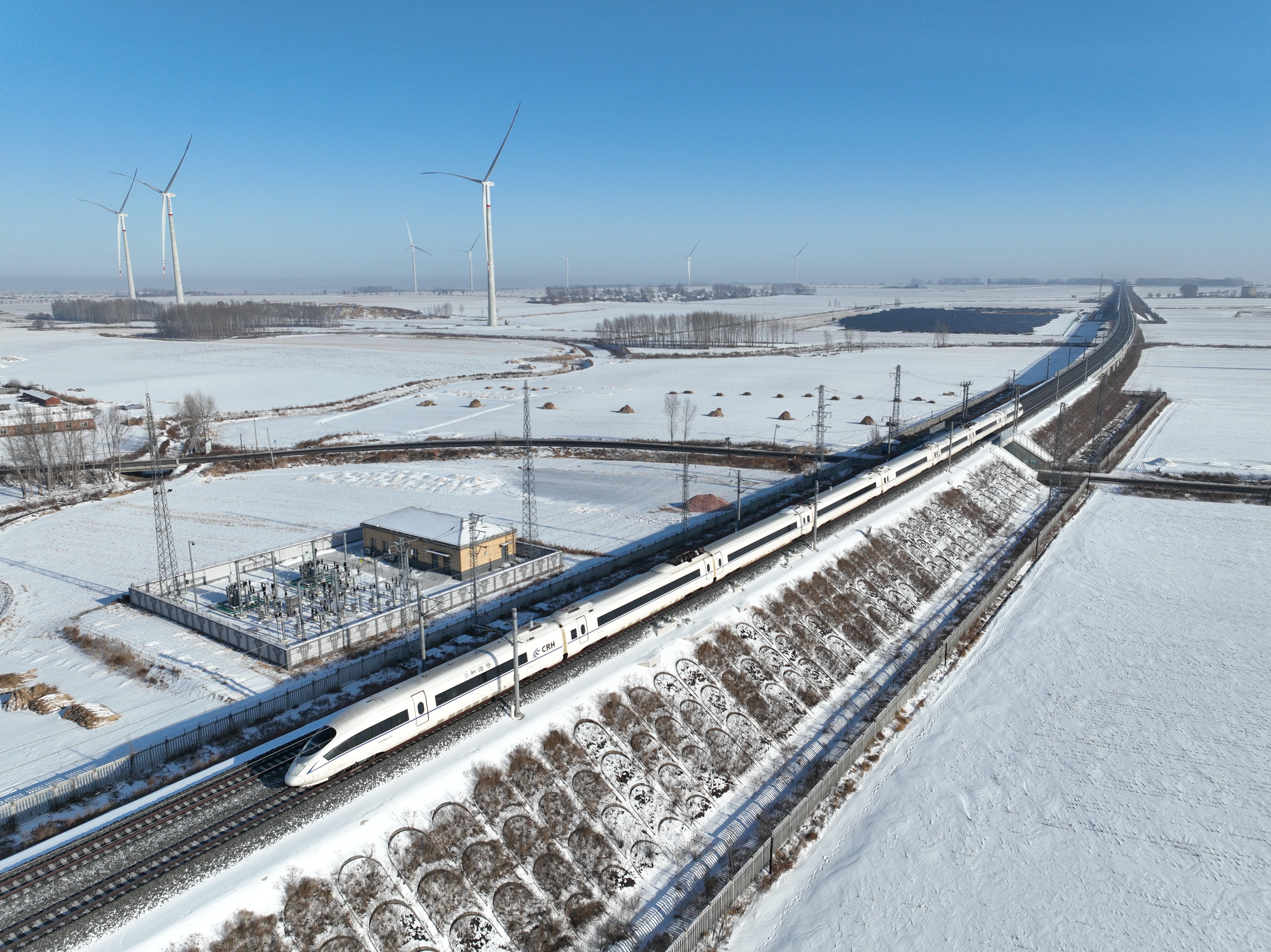 铁路供电无人化巡检 科技保障春运安全