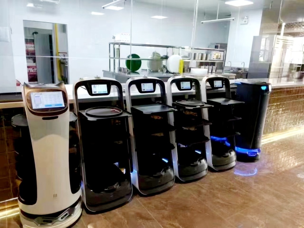 从炒菜到送餐再到结账:青岛消费场景掀起“机器人上岗潮”