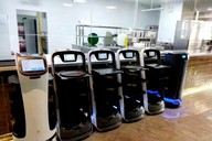 从炒菜到送餐再到结账:青岛消费场景掀起“机器人上岗潮”