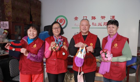 青岛故事丨七旬“织女队”专把毛线织成爱