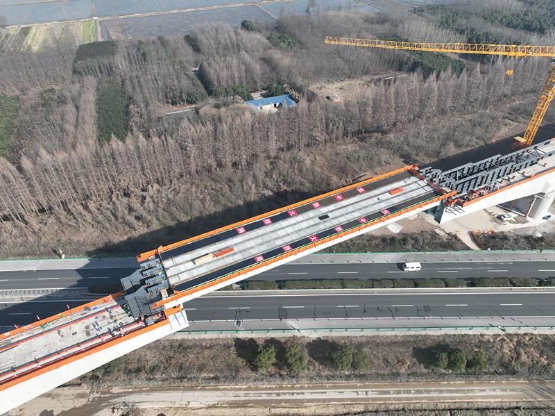 新建合武高铁湖北段全线首段连续梁钢梁顶推及下放顺利完成