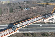 新建合武高铁湖北段全线首段连续梁钢梁顶推及下放顺利完成