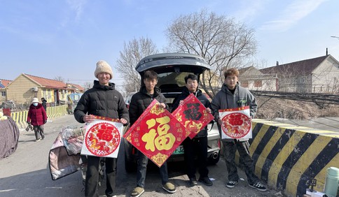 青岛故事｜为五毛钱讨价半天，青岛4个“00”后组团赶集卖春联