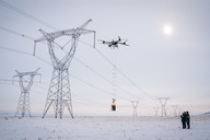 极寒天气  超高压电网机器人带电修补地线断股