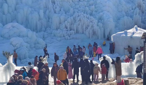 青岛故事｜青岛“九里夼”冰瀑火出圈，一天最多1.2万余人打卡