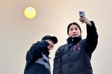 海滨掩薄雾 夕阳更“温柔”