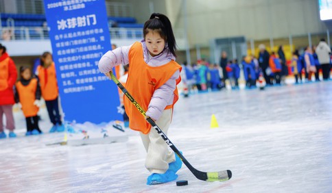 新春走基层｜2026冰雪季到来，青岛人因地制宜玩出新花样