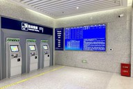 可伸缩支架化解高铁拼接屏安装维护难题