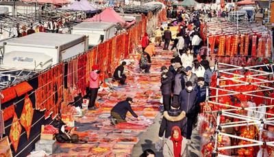 新春走基层丨立春赶大集，年味扑面来！外国友人打卡李村大集，感受中国年