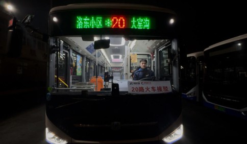 新春走基层｜暖心！父子接力驾驶20路接驳公交，十年不断档甘做夜间“摆渡人”