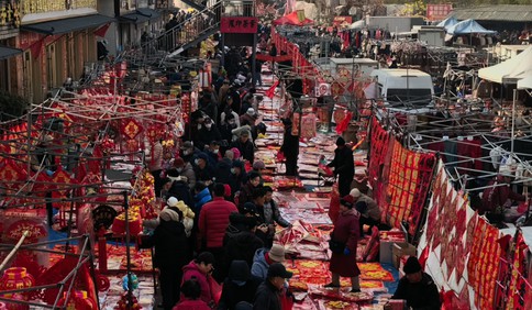 新春走基层丨百年大集成了“笑脸收集器”