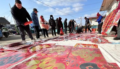 新春走基层｜秧歌扭起来，歌声唱起来，福贴写起来……35周岁的农家大集升腾烟火气
