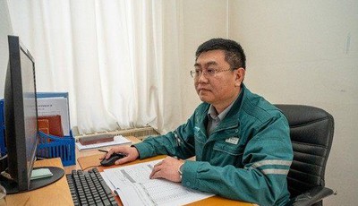 新春走基层｜表箱都贴服务电话！黄岛供电人24小时待命，村民用电有求必应