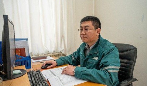 新春走基层｜表箱都贴服务电话！黄岛供电人24小时待命，村民用电有求必应