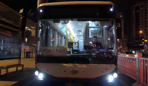 新春走基层｜从幼儿老师到公交司机，他用坚守温暖春运归途｜