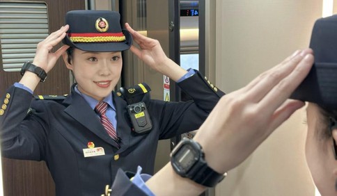 新春走基层｜青岛00后列车长暖心守护春运归途